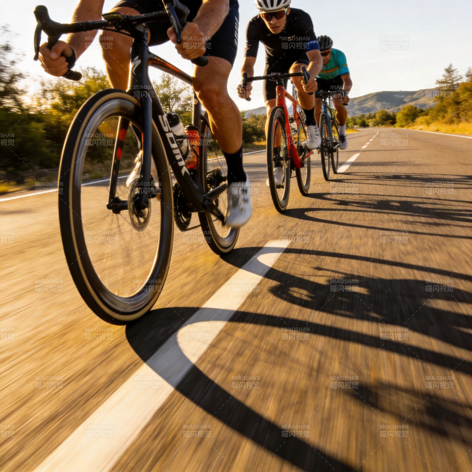 骑行者疾驰在公路上图片