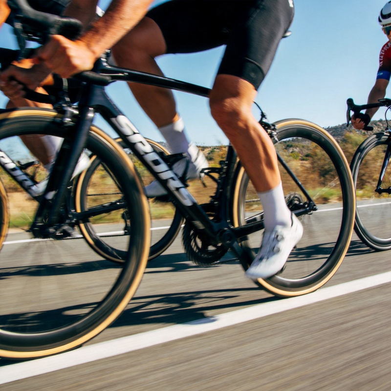 骑行竞速瞬间图片