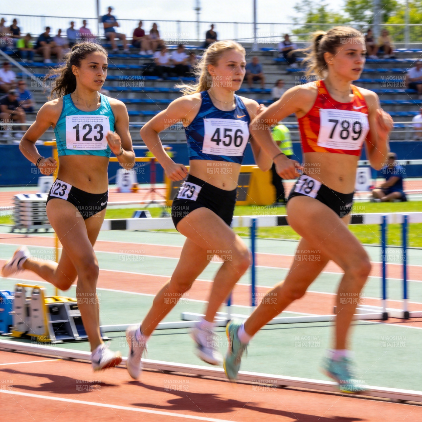 女子跨栏赛激烈角逐图片