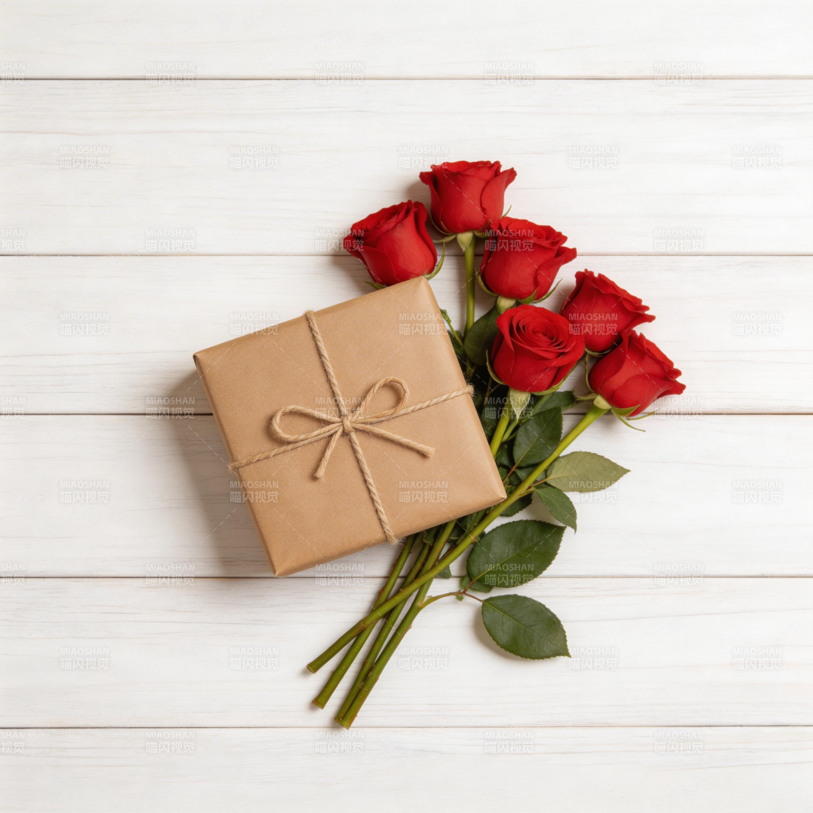 红玫瑰与礼盒图片