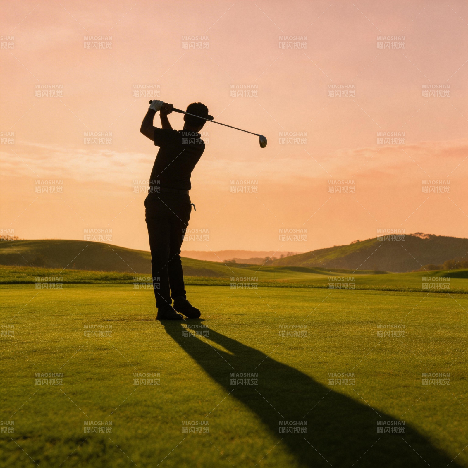 夕阳下的挥杆瞬间图片