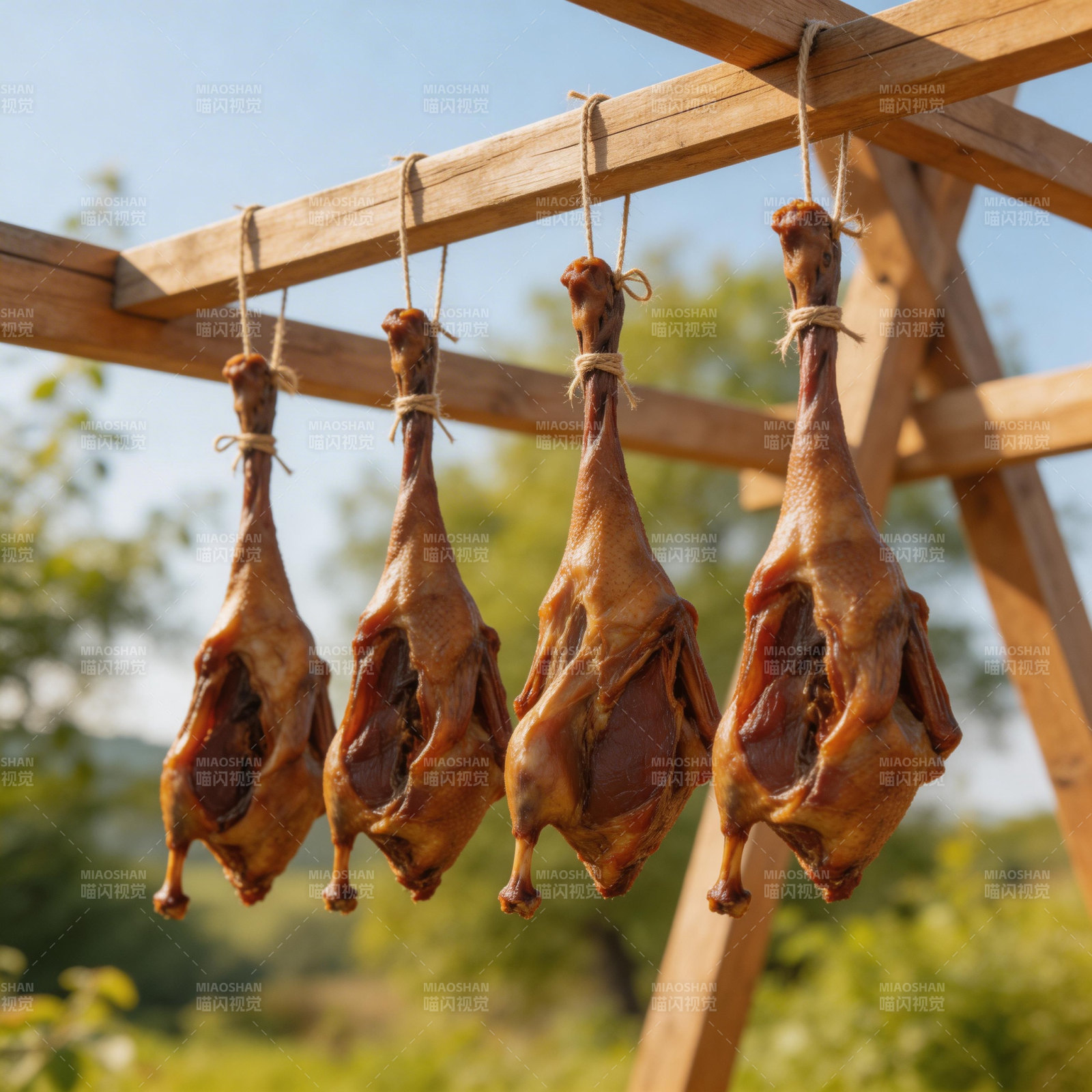 风干鸭腿悬挂于木架图片