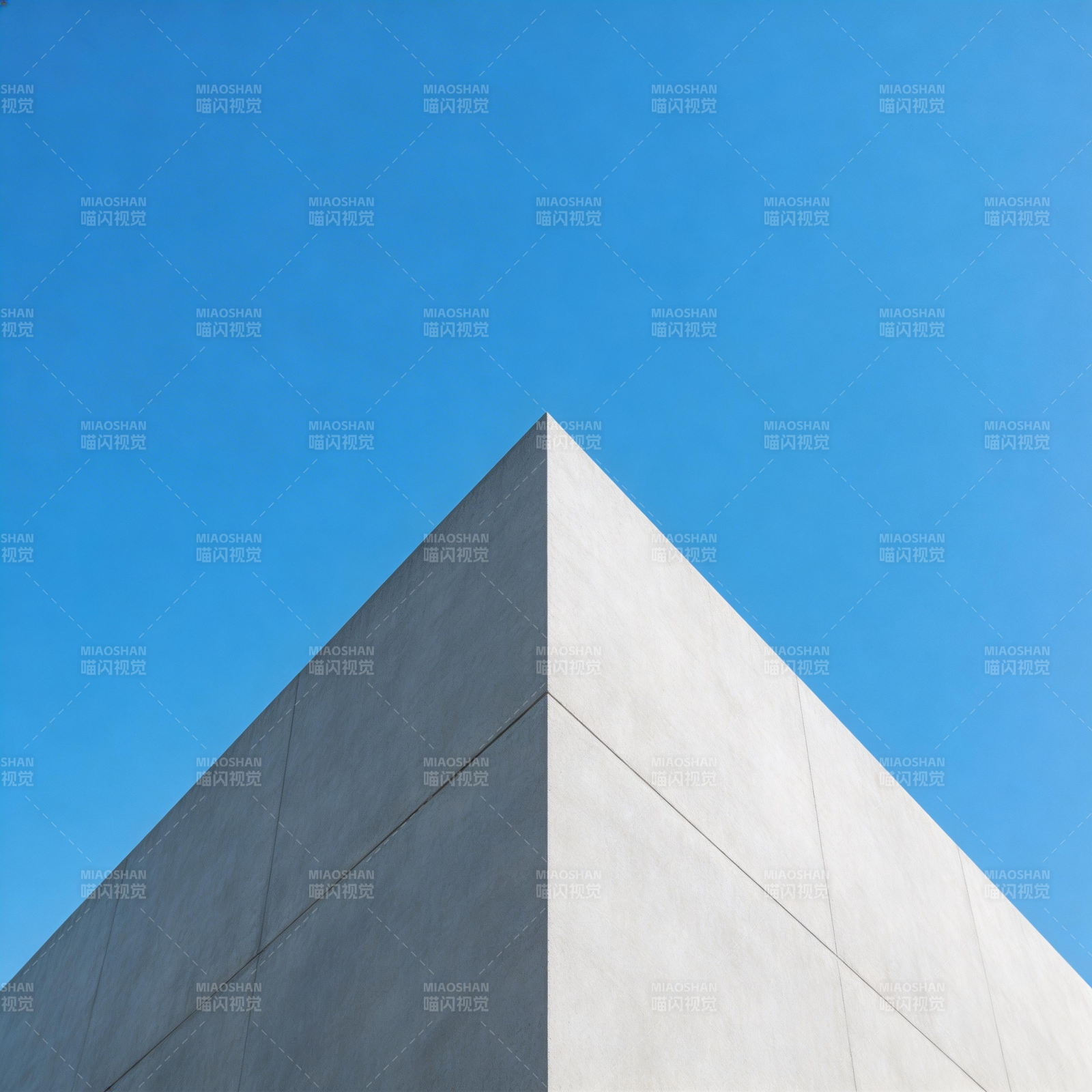 几何建筑与蓝天图片