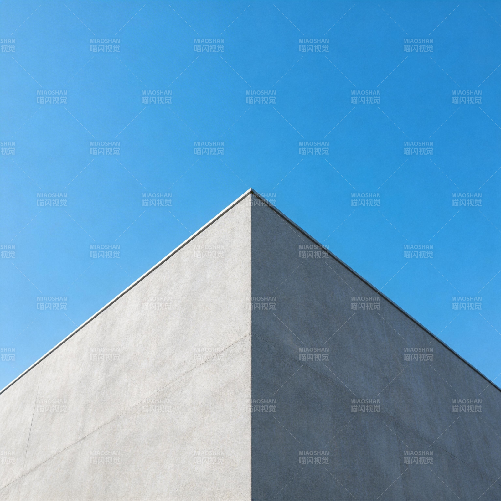 几何建筑与蓝天图片