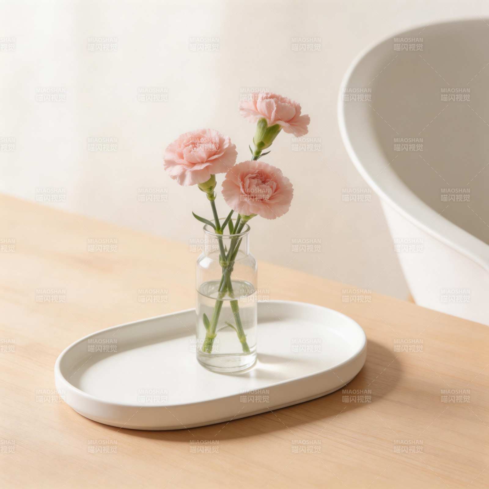 花瓶中的粉色康乃馨图片