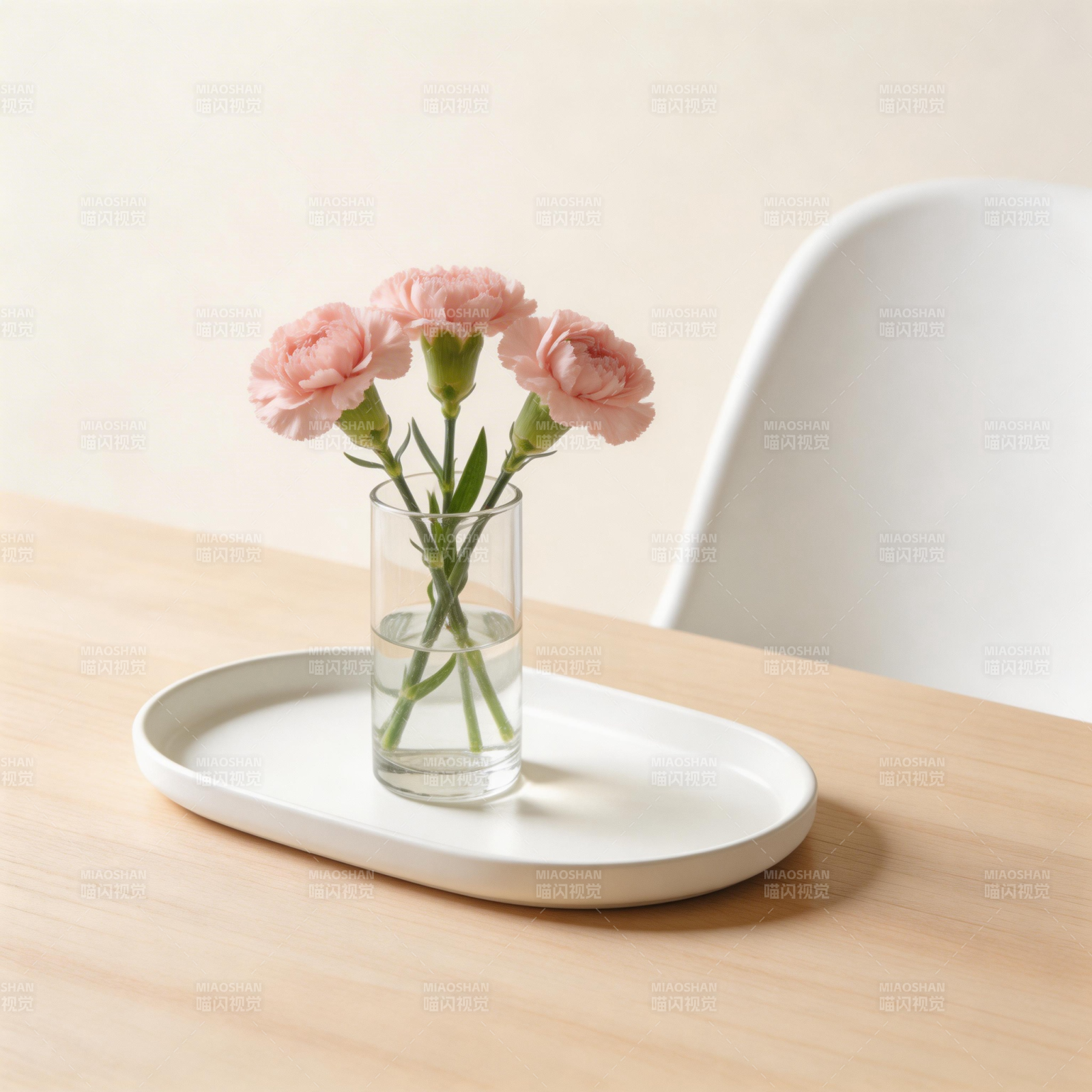 花瓶中的粉红康乃馨图片