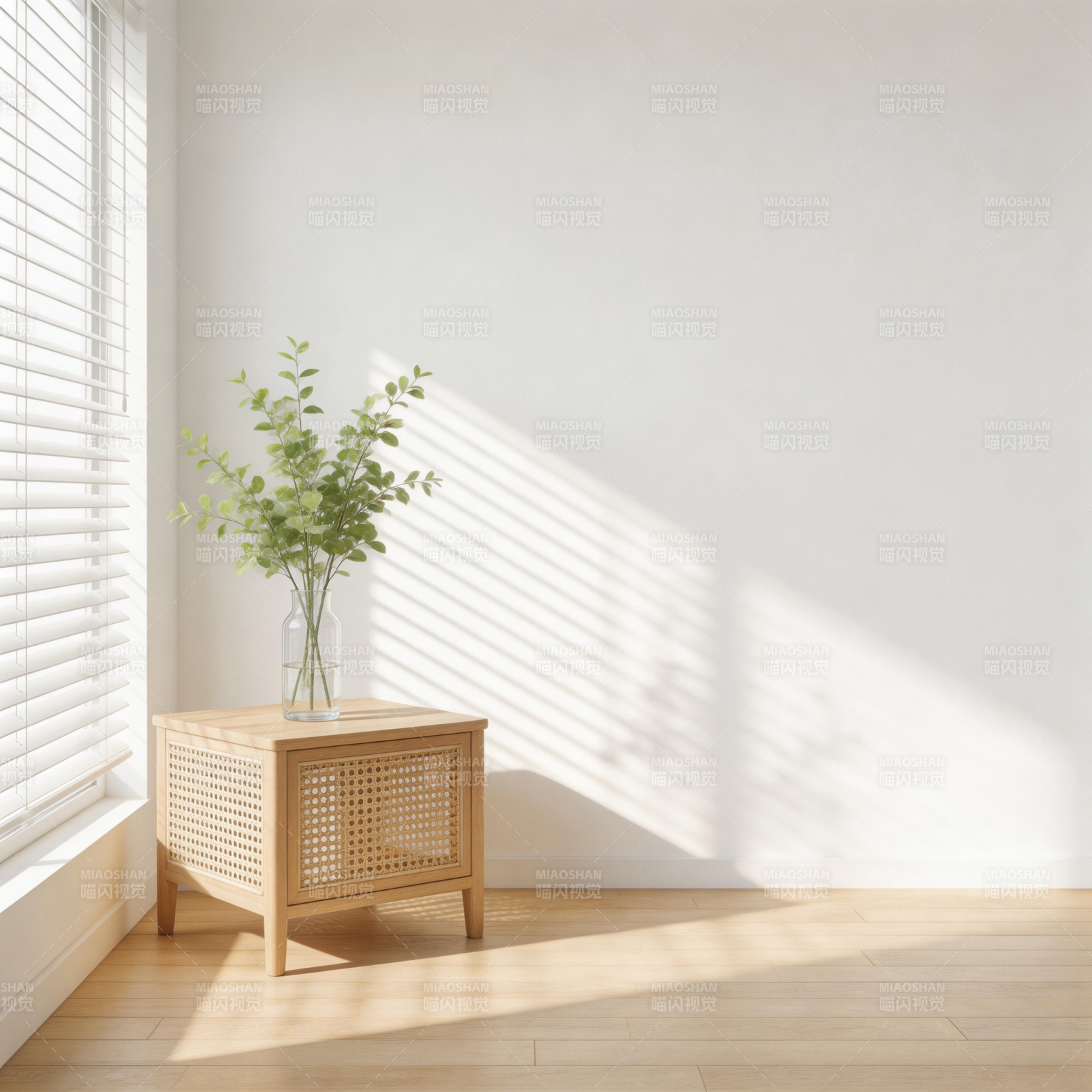 窗边绿植光影图片