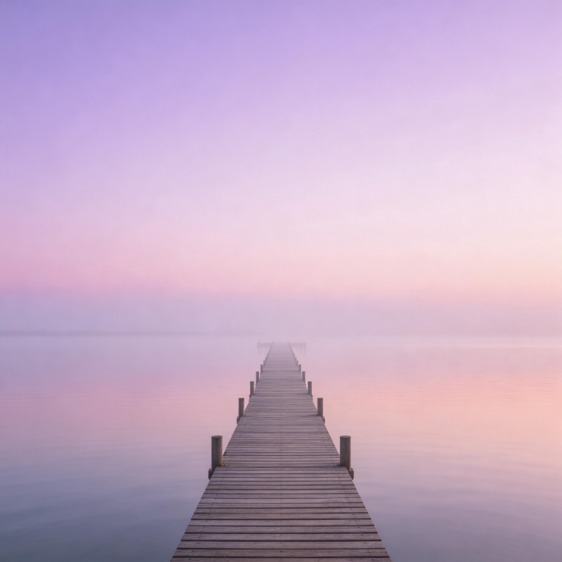 晨雾中的木栈道图片