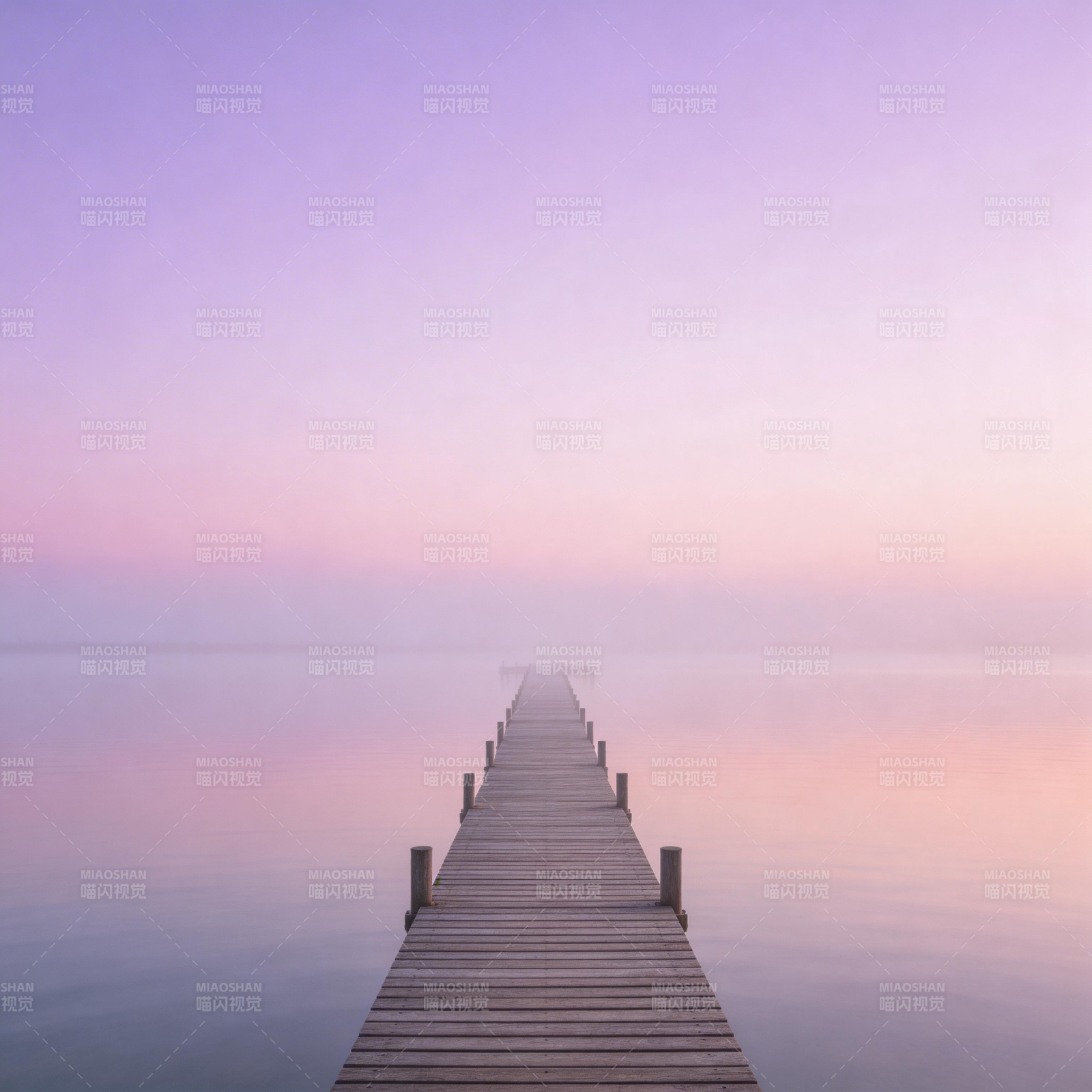 晨雾中的木栈道图片