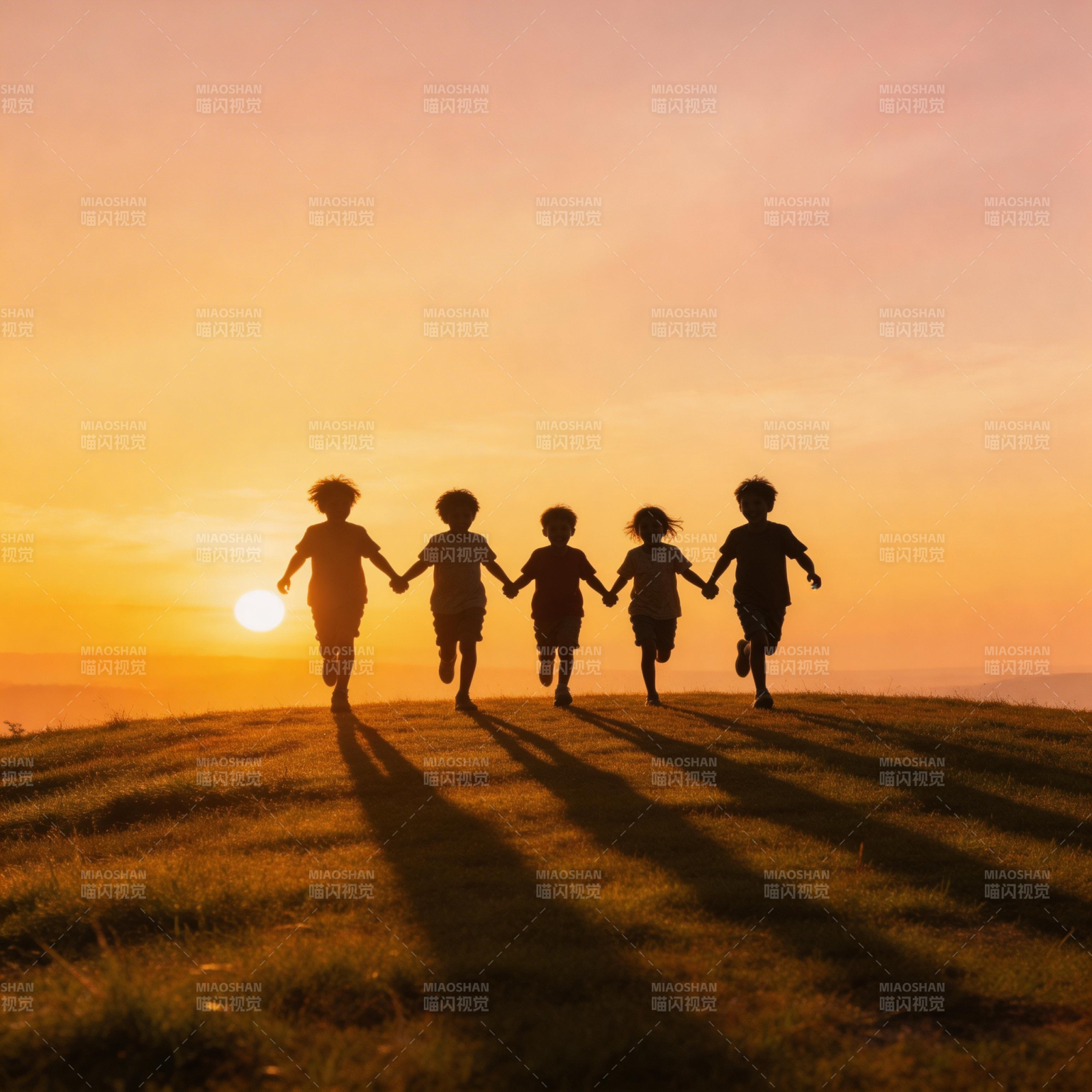夕阳下奔跑的童年图片