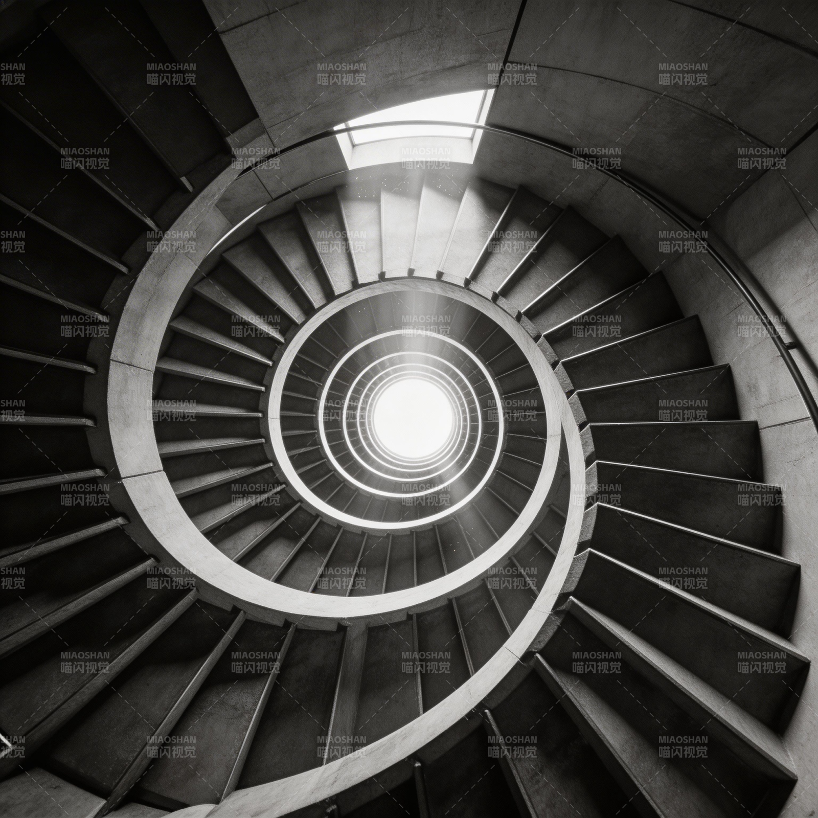 螺旋阶梯的光影图片