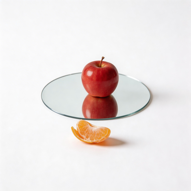 镜中红苹果与橙片图片