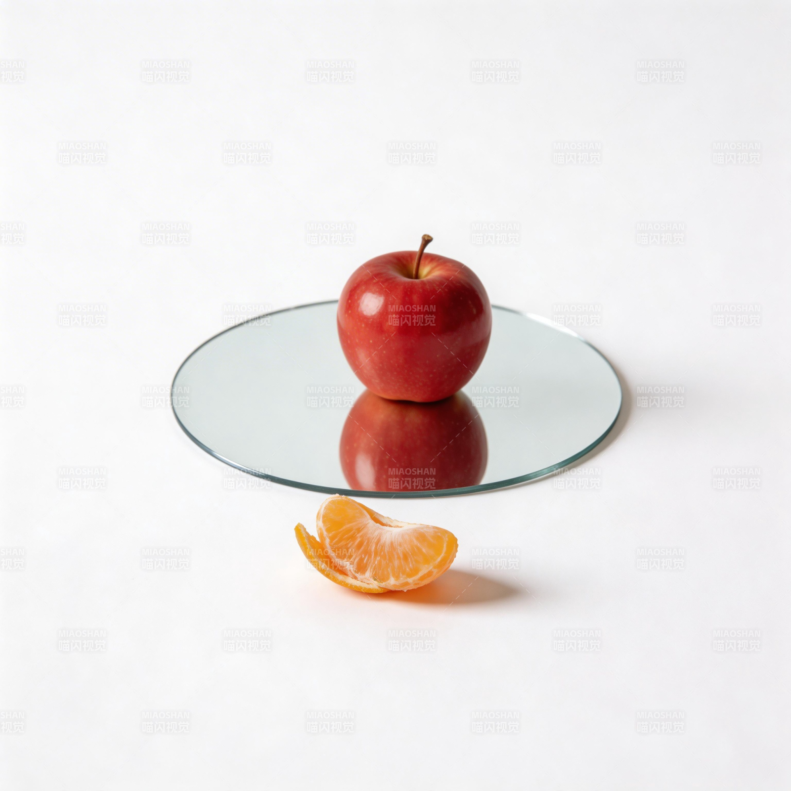 镜中红苹果与橙片图片