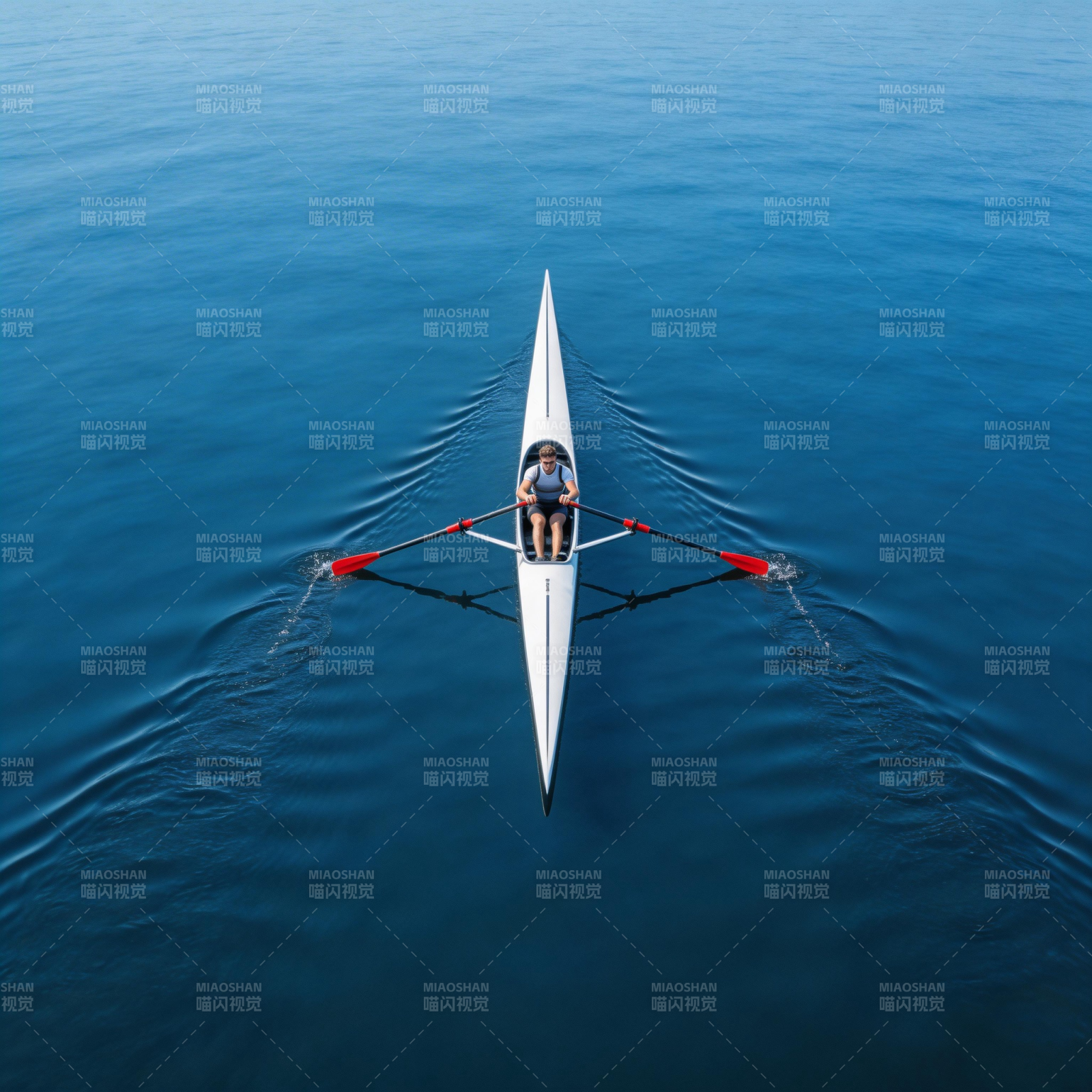 独舟划水 静谧湖面图片