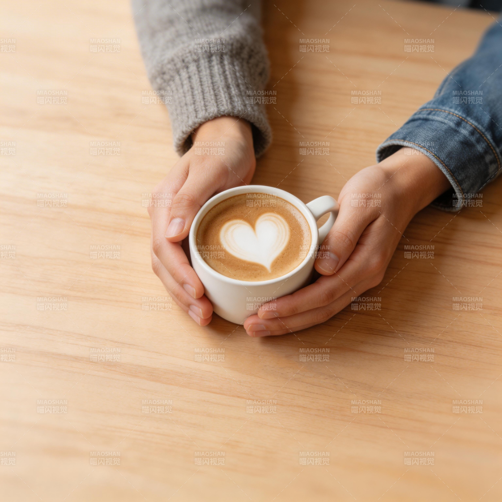 双手捧咖啡 心形拉花图片