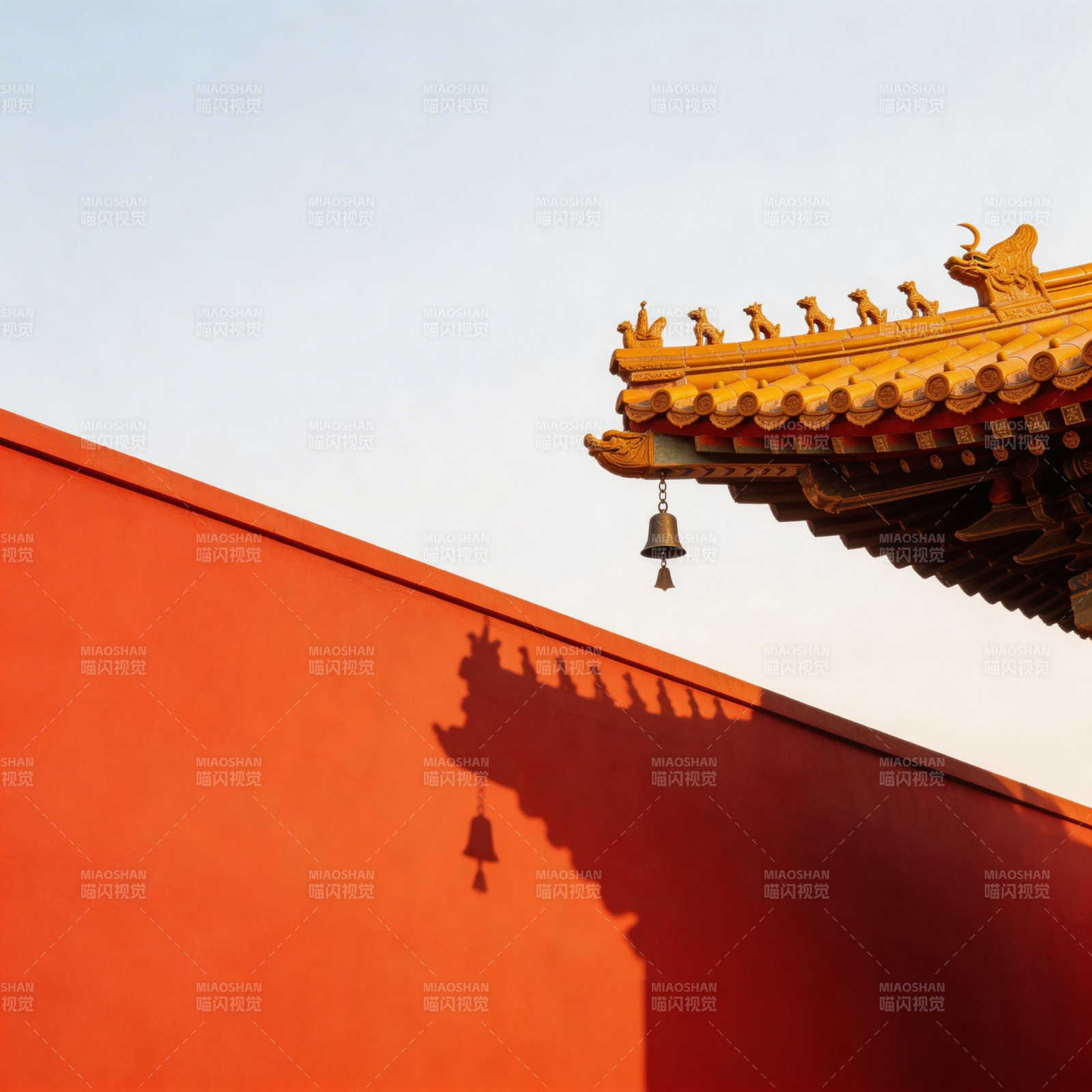 红墙金瓦映钟影图片