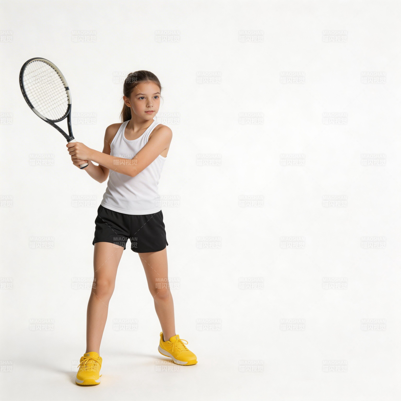 少女挥拍打网球图片