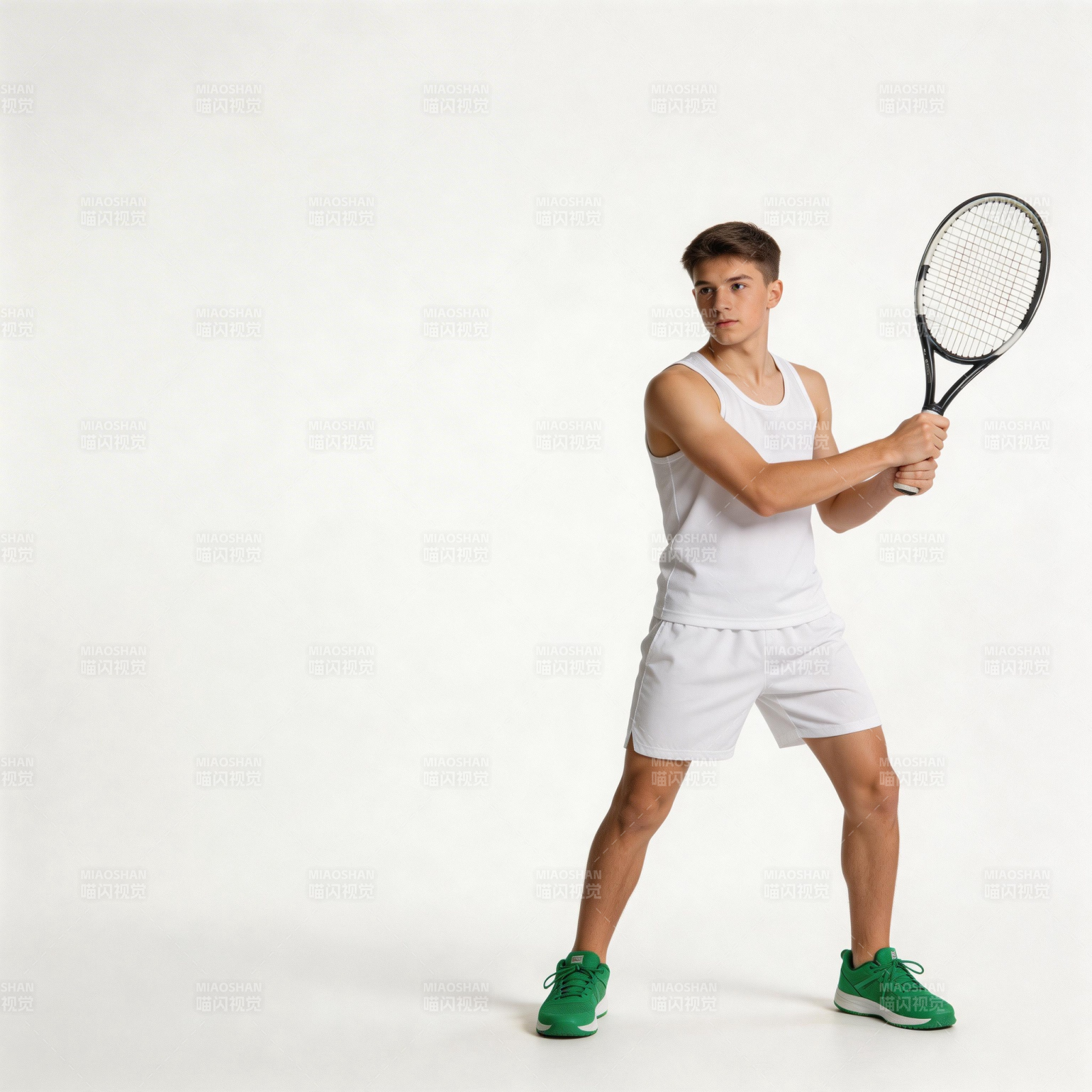 网球少年准备击球图片