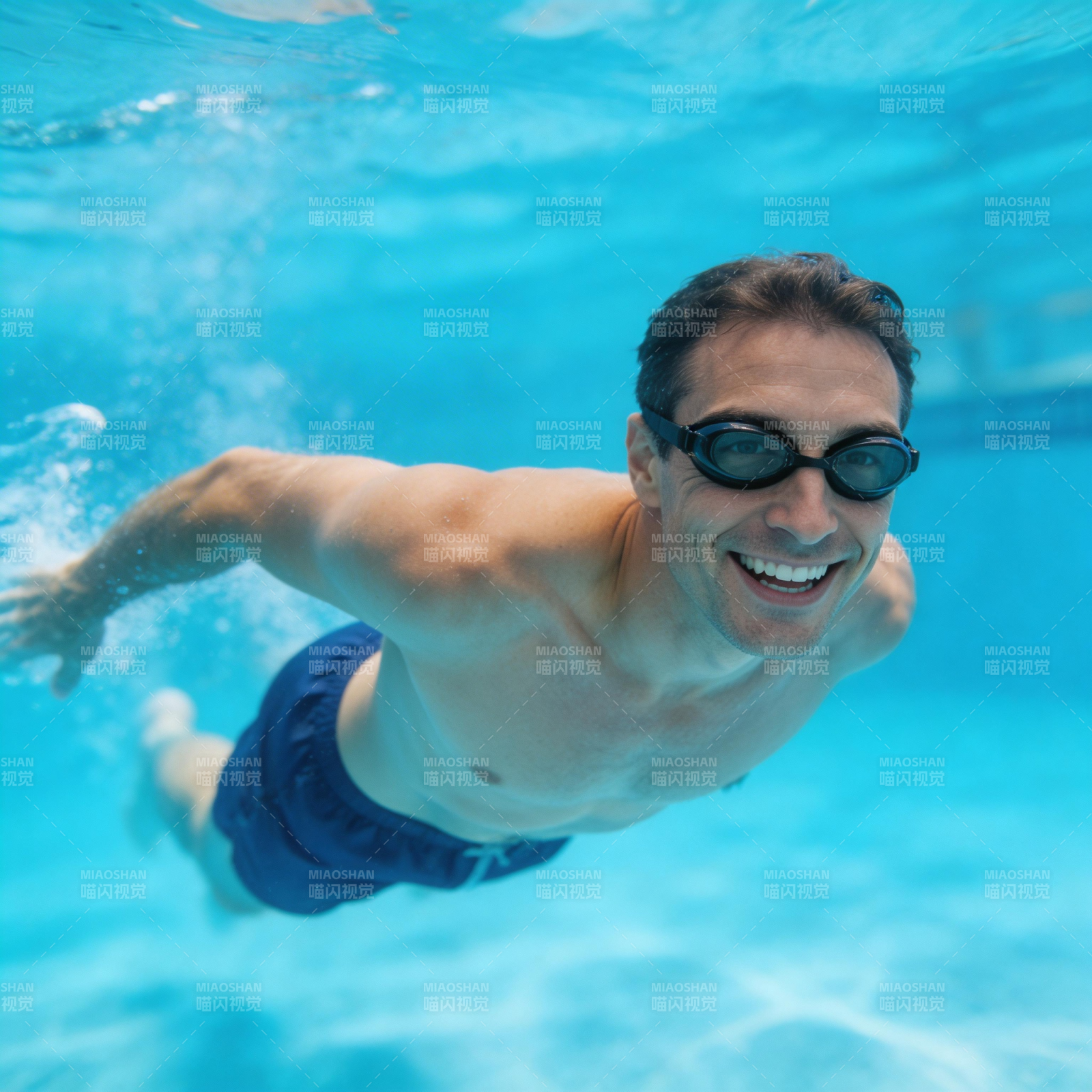水下畅游 笑容灿烂图片