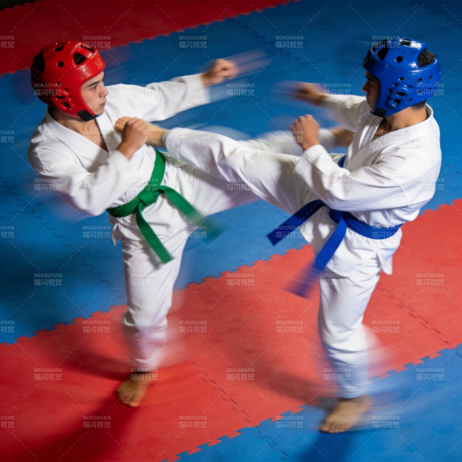 跆拳道对练瞬间图片