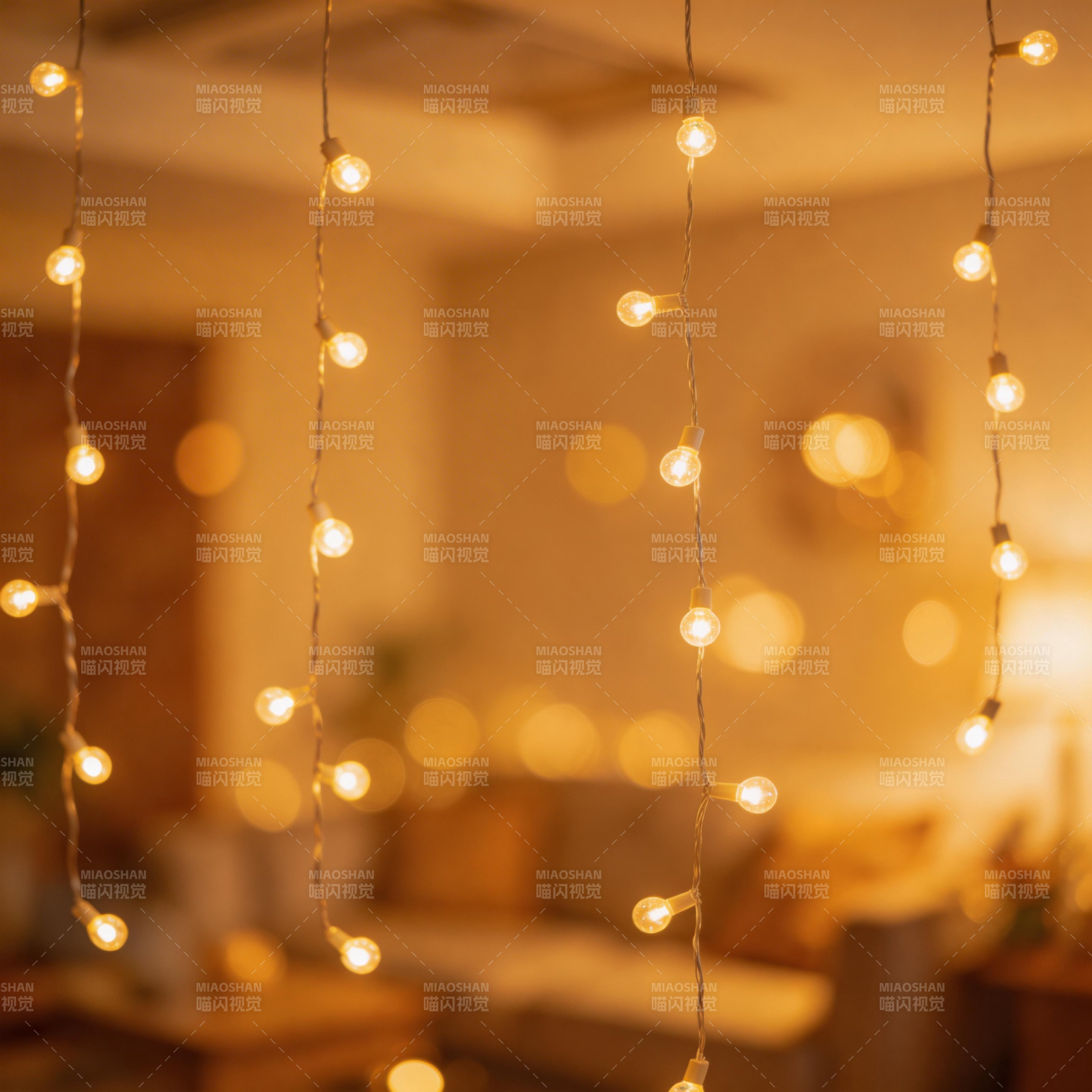 温馨灯串点缀客厅图片