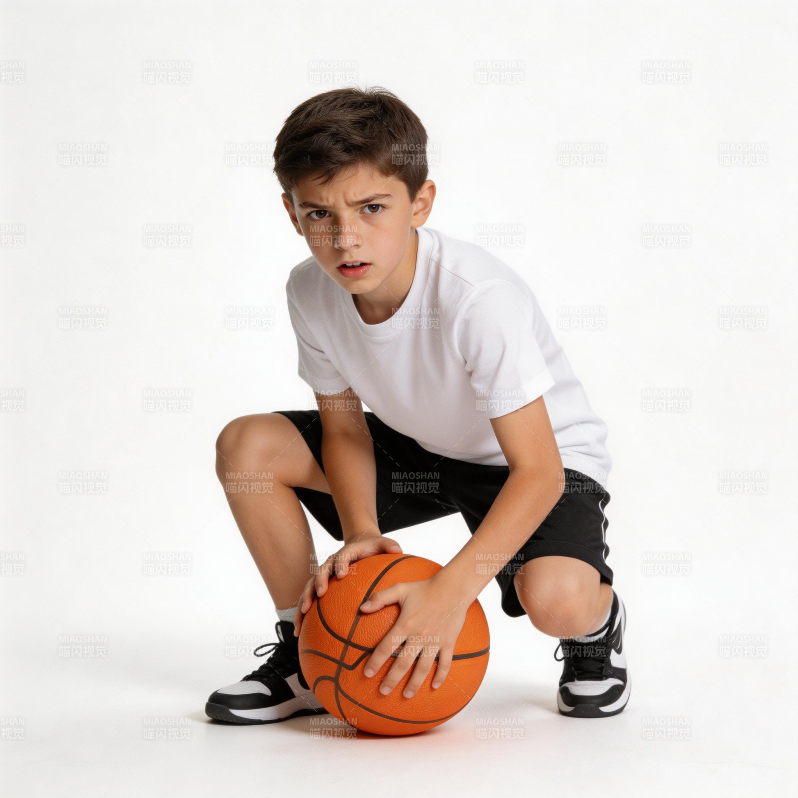 少年持篮球蹲姿图片