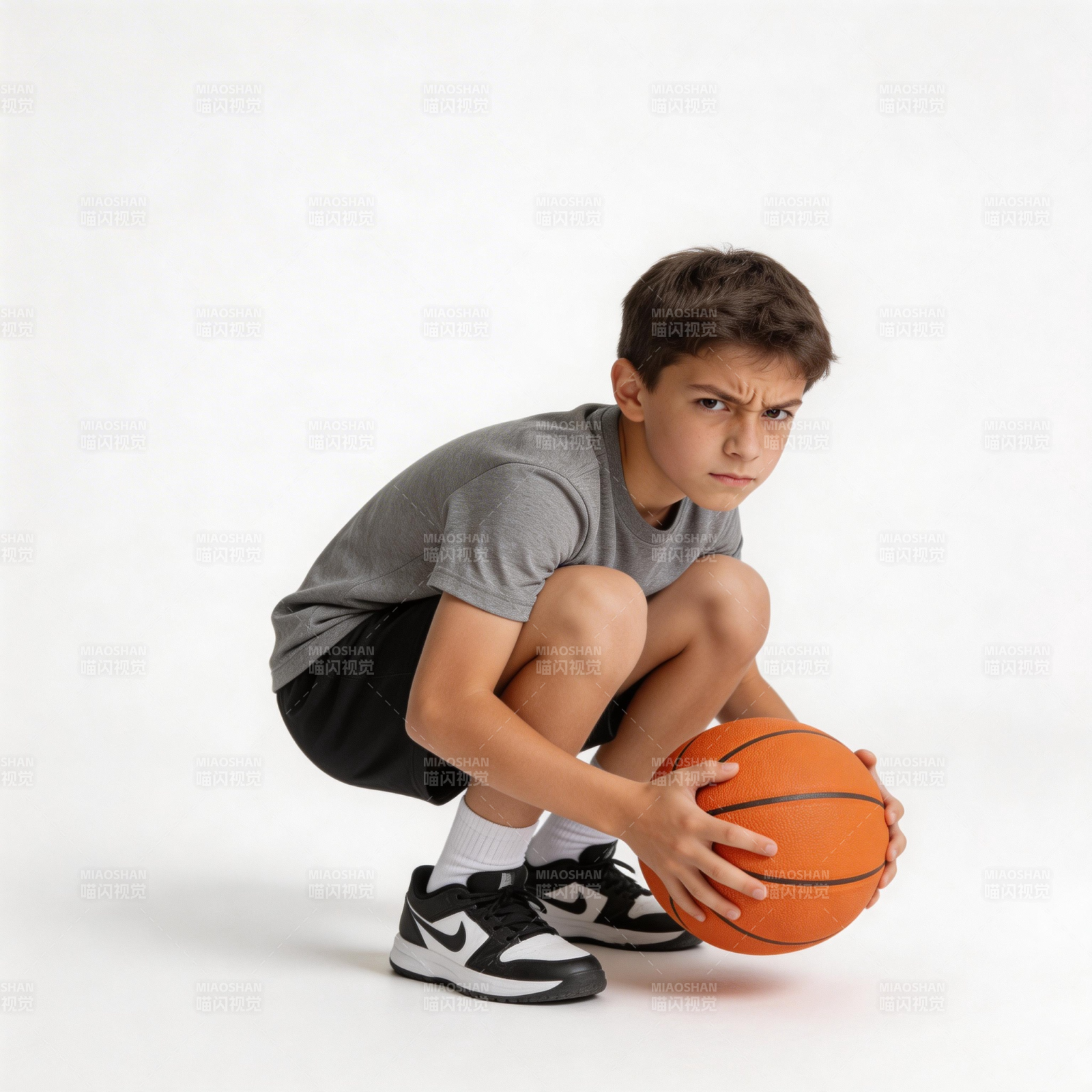 少年持球蹲姿图片