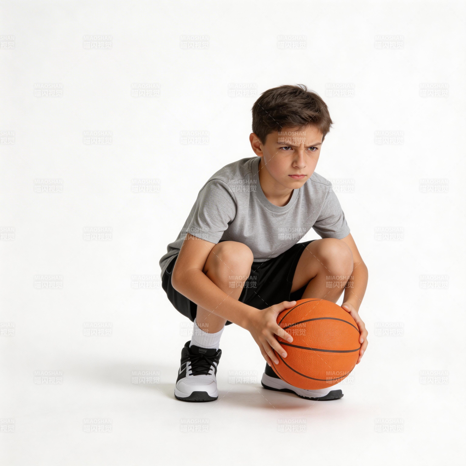 少年持球蹲姿图片