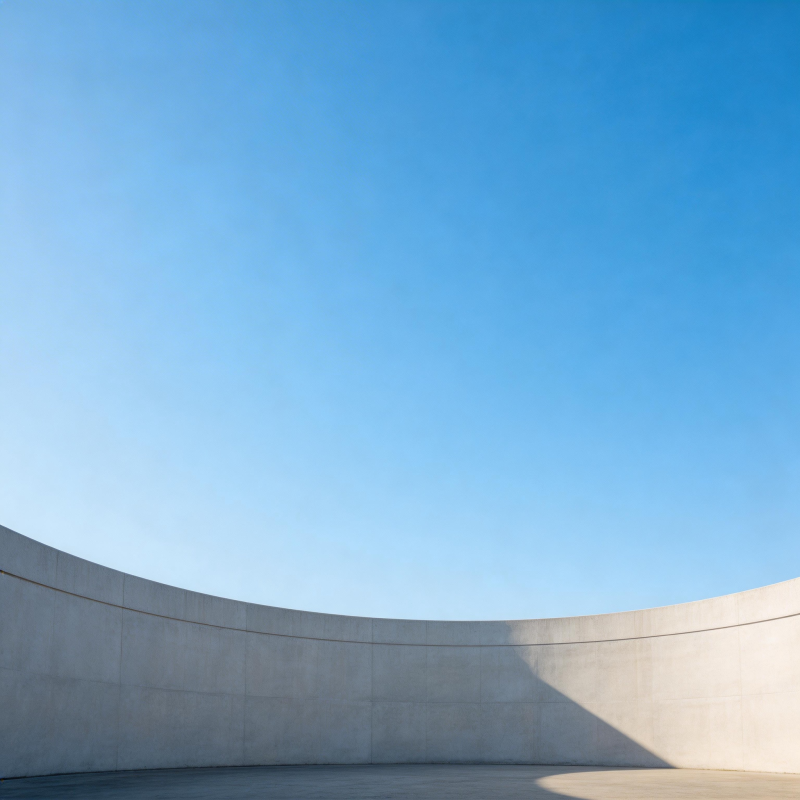 弧墙映蓝天图片