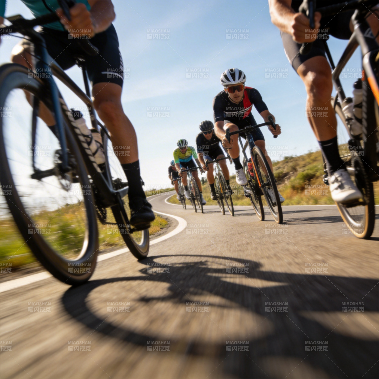 骑行者疾驰公路图片