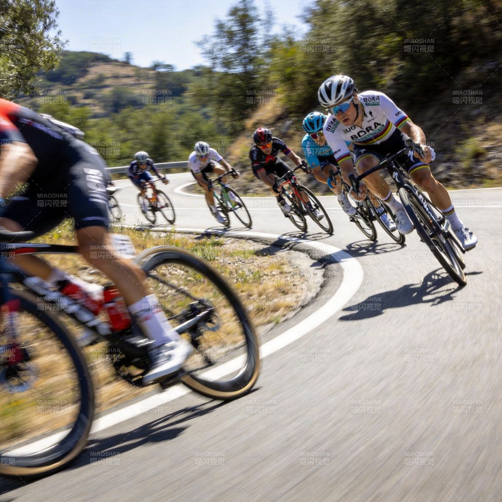 骑行竞速瞬间图片