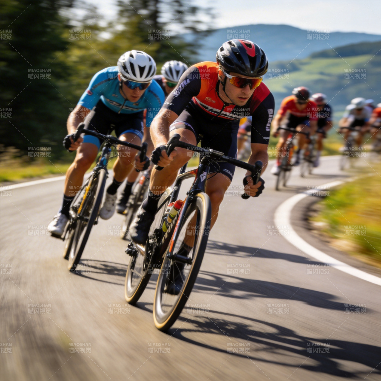 骑行竞速 山间疾驰图片