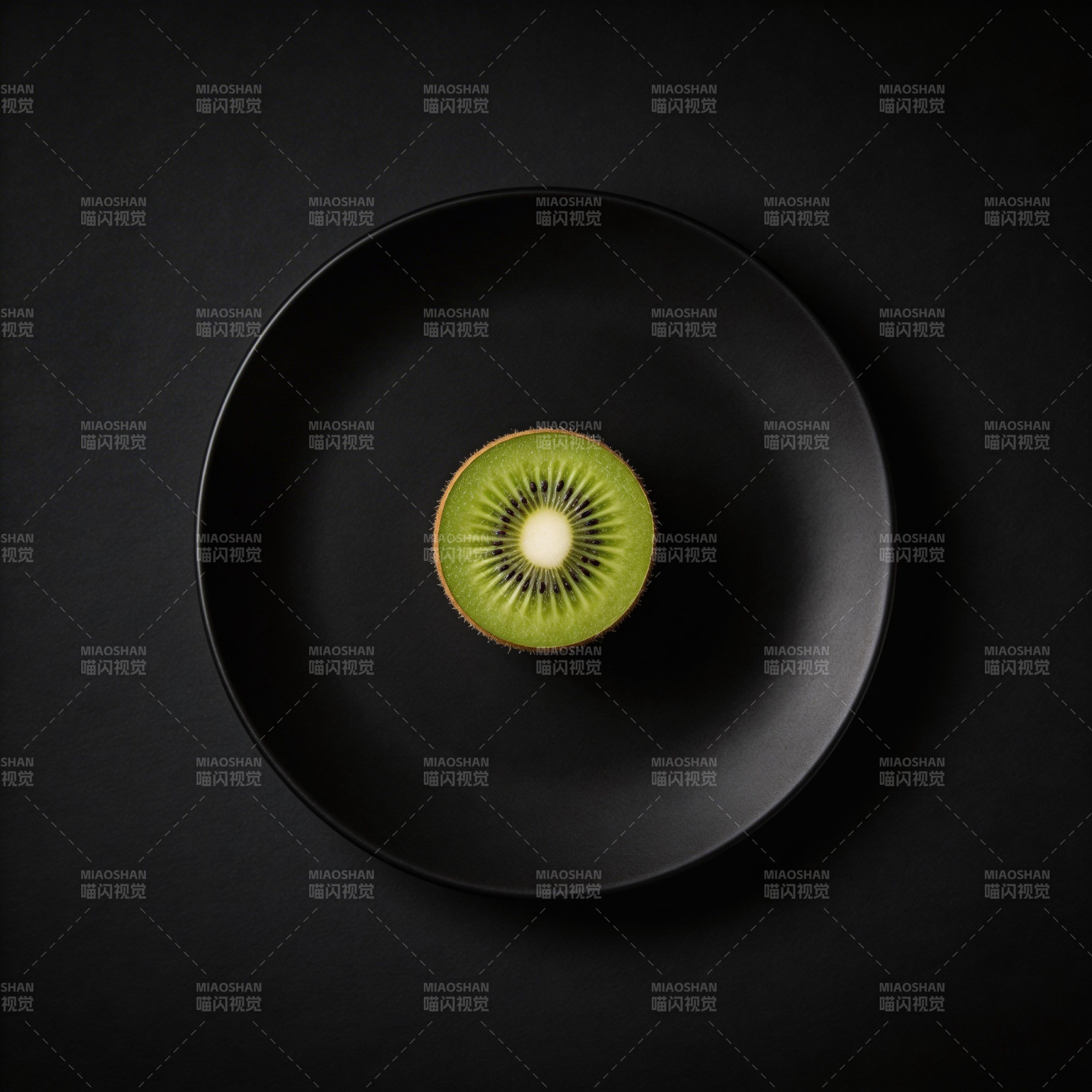 黑盘上的奇异果切片图片