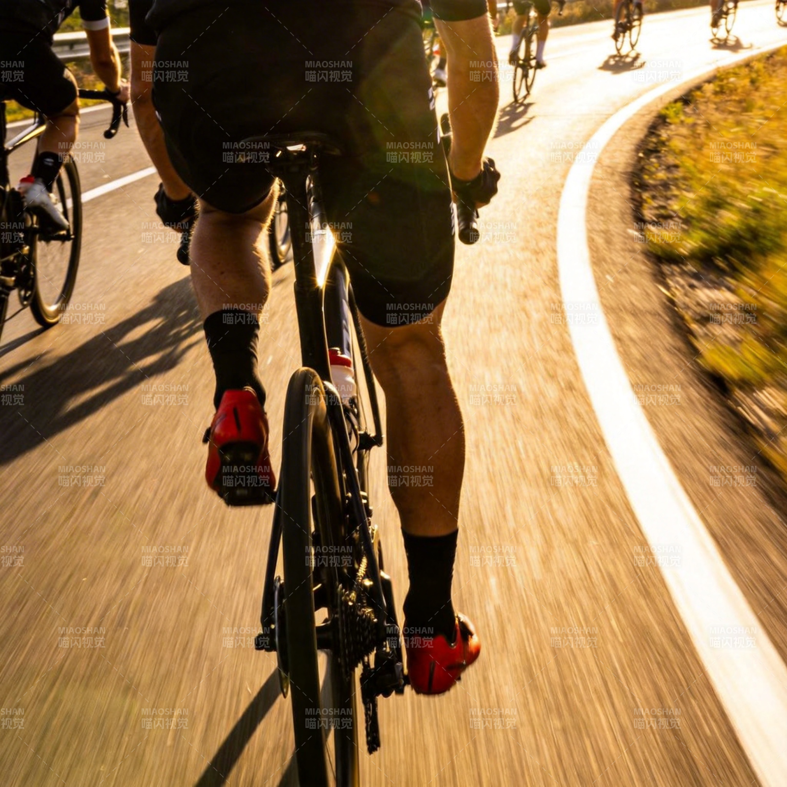 骑行者疾驰在路上图片