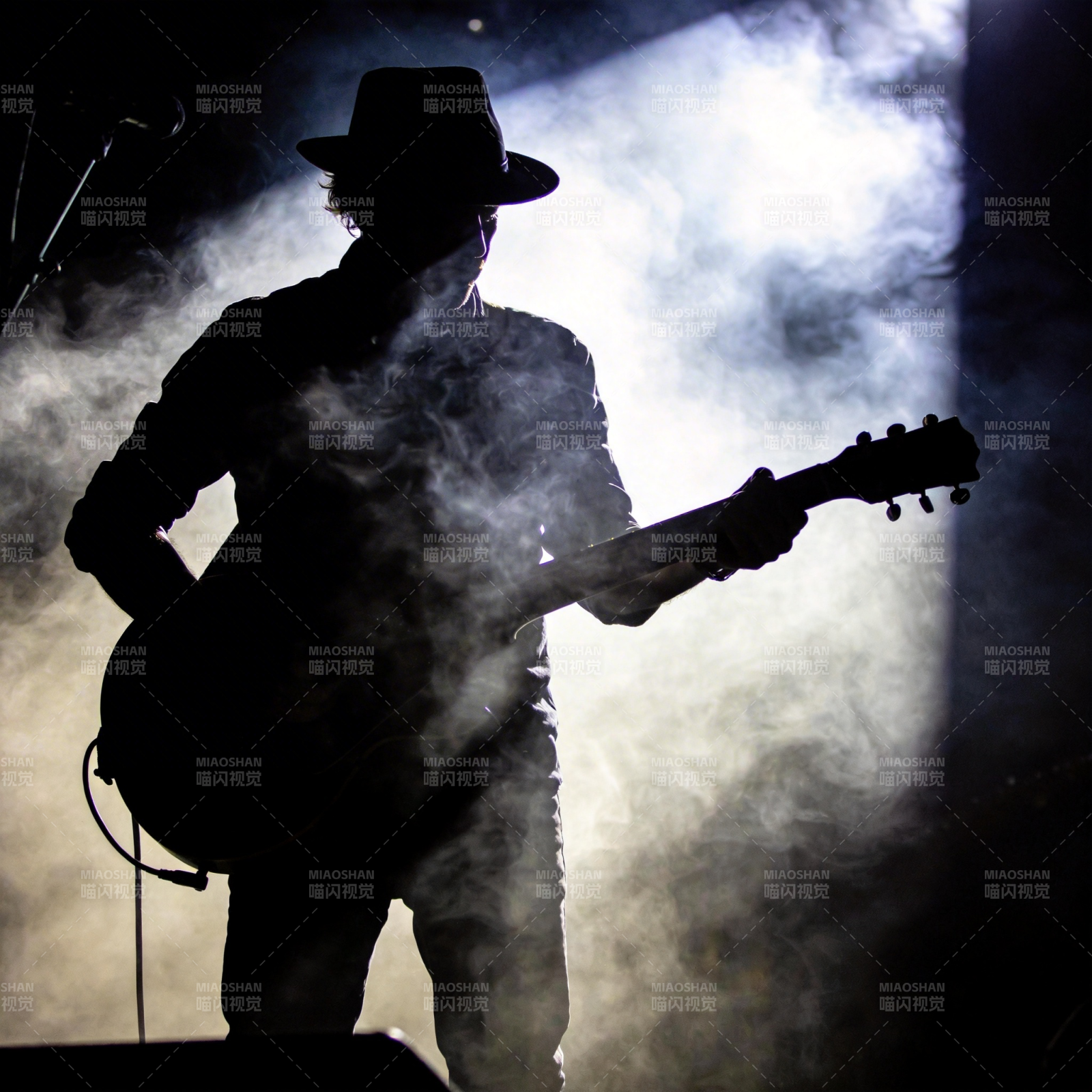 烟雾中的吉他手图片