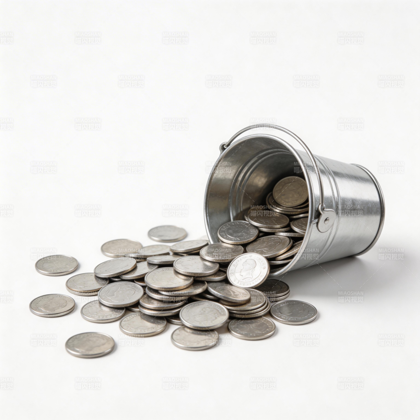 硬币洒落桶外图片
