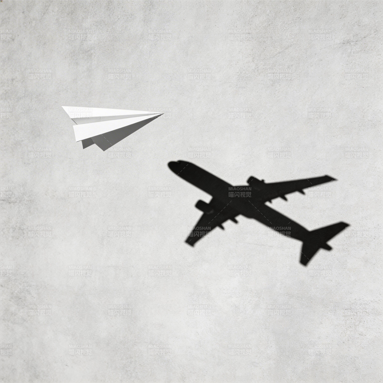 纸飞机与客机的对话图片