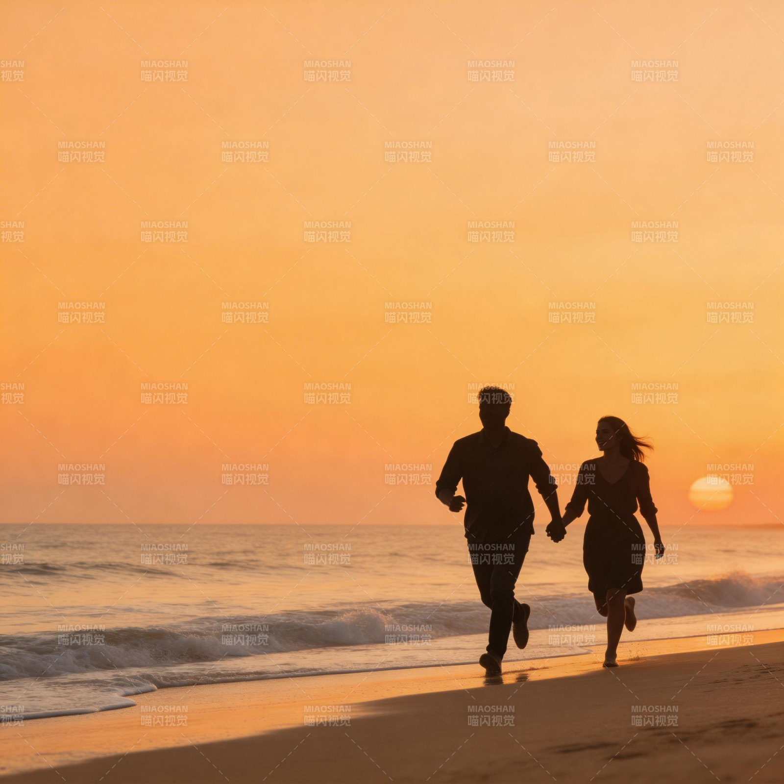 夕阳下的海滩奔跑图片