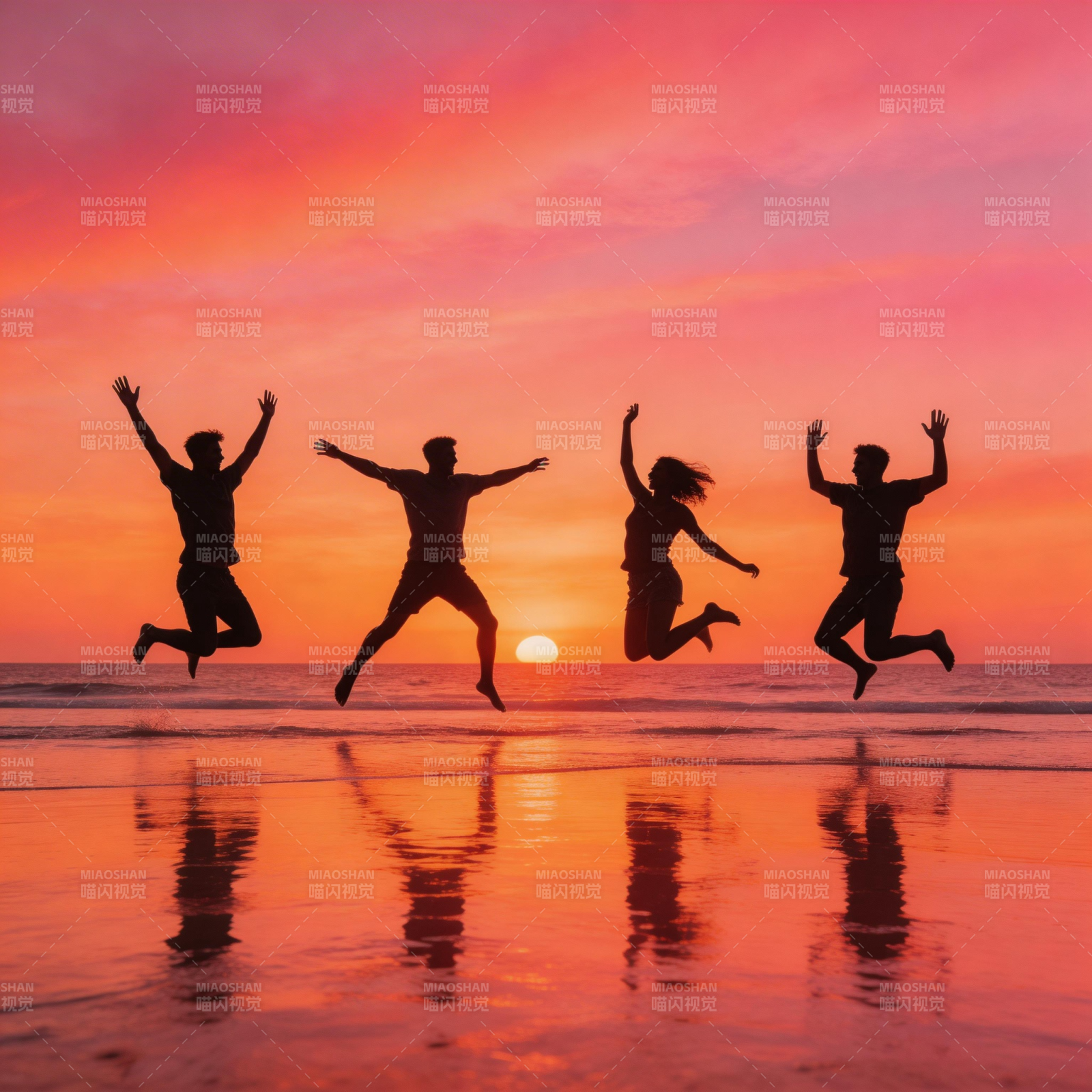 海边日落跳跃剪影图片