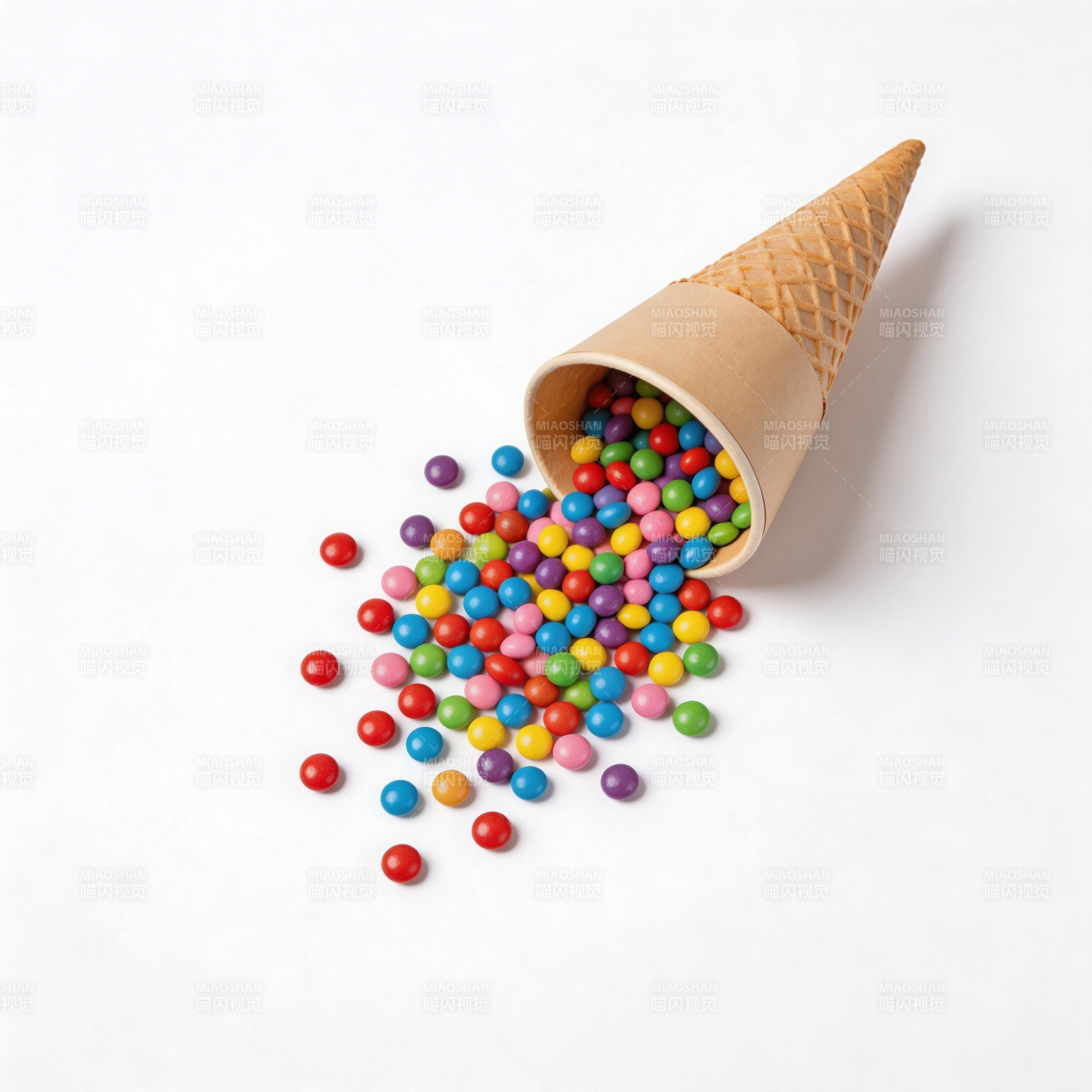 彩色糖果洒落冰激凌锥图片
