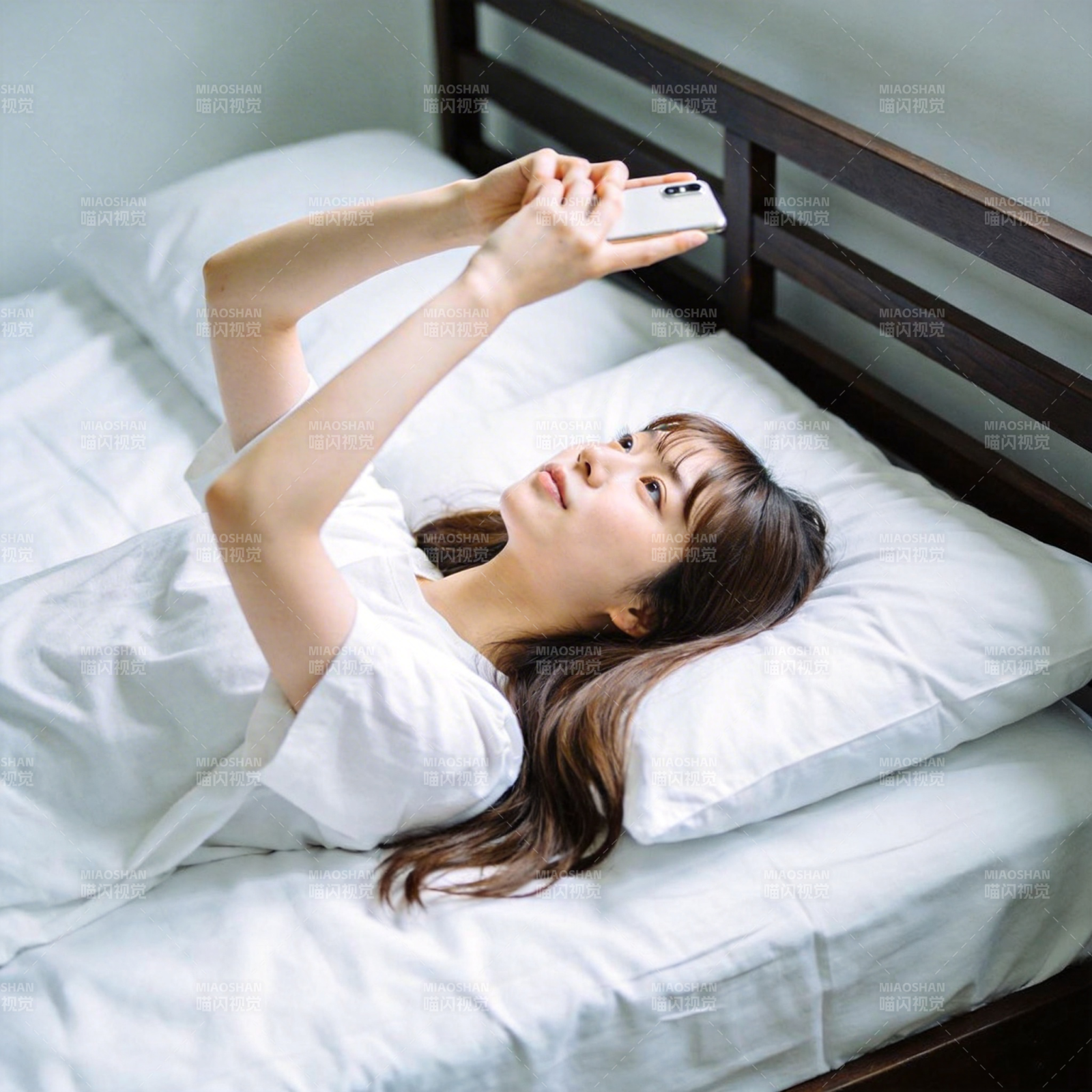 床上自拍的女子图片