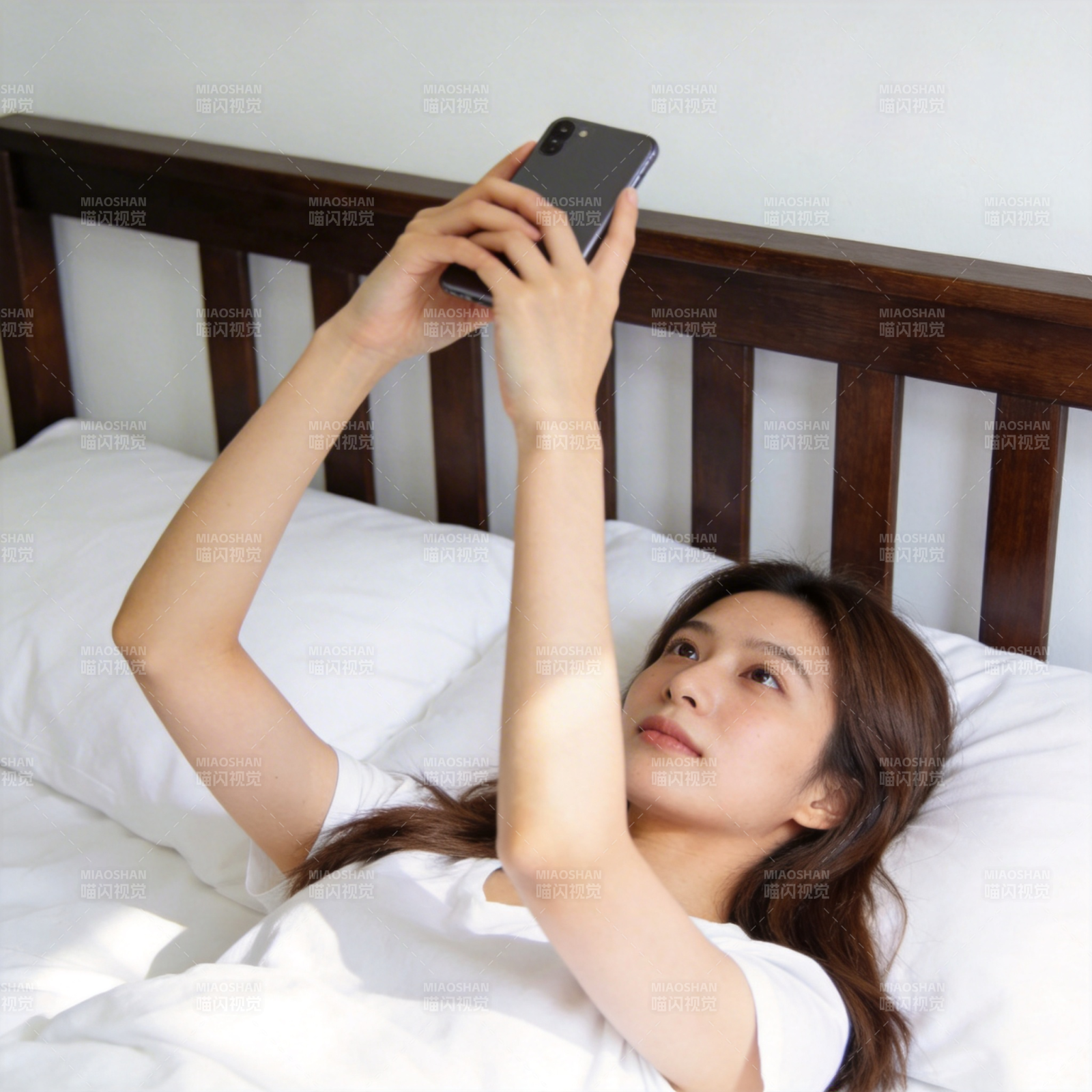 床上自拍的女子图片