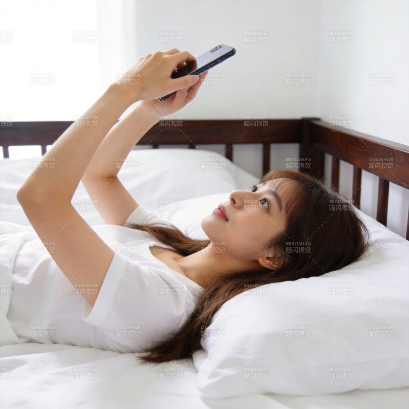 床上自拍的女孩图片