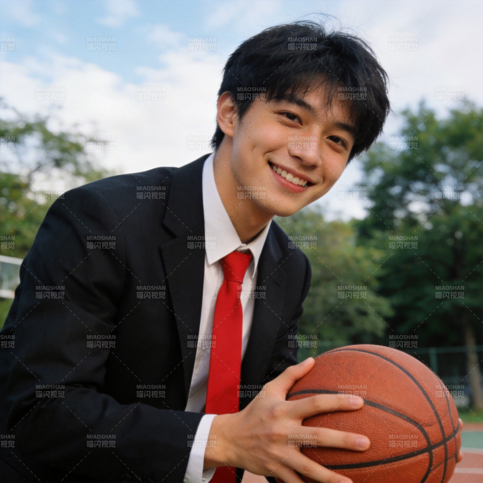 少年持球微笑图片