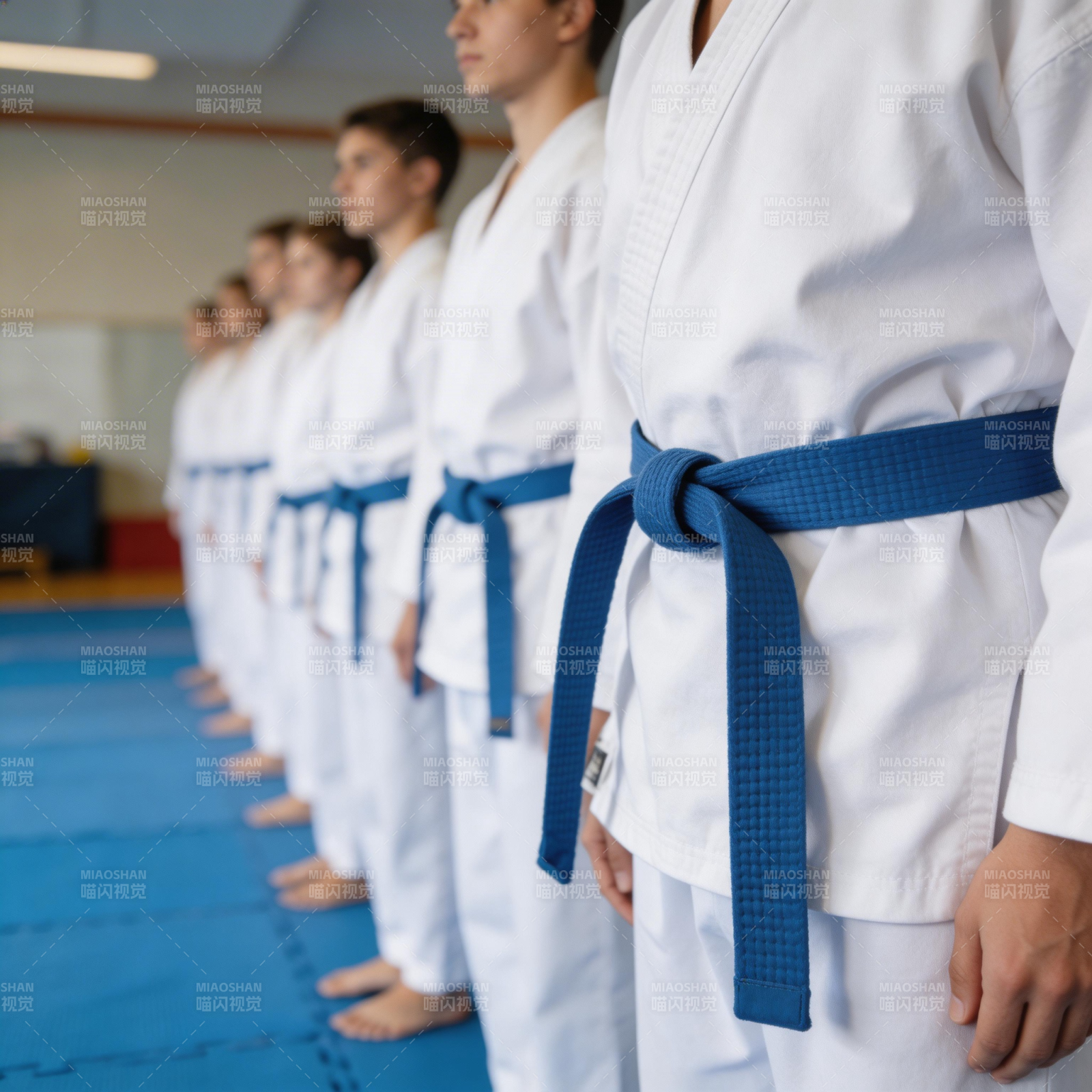 跆拳道学员列队训练图片