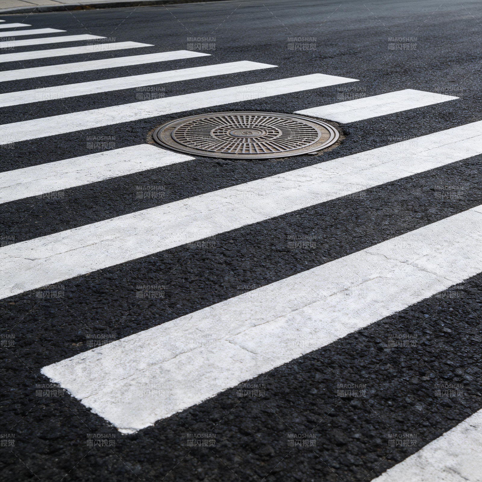 斑马线上的井盖图片