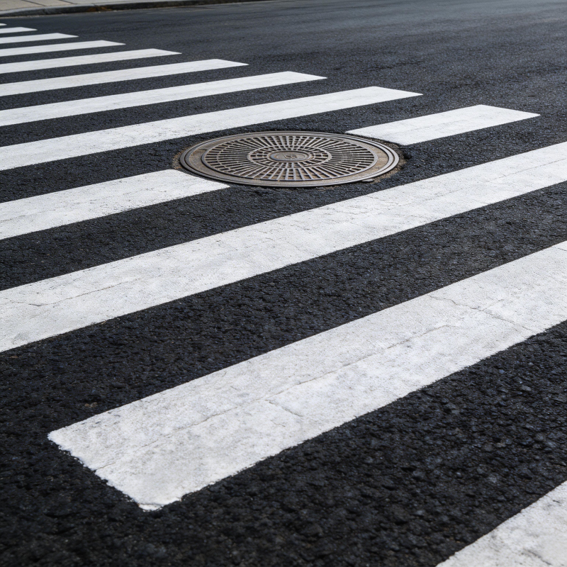 斑马线上的井盖图片