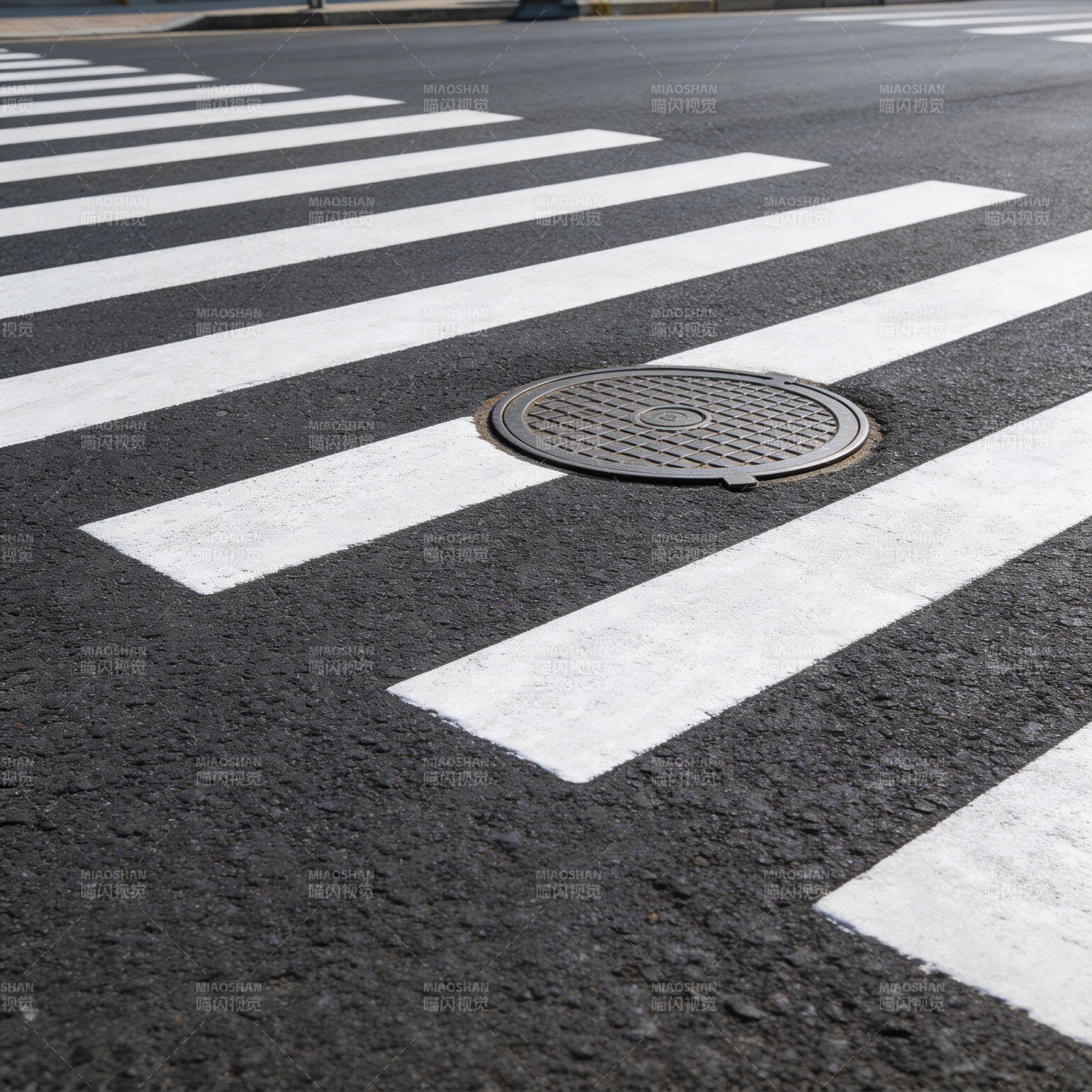 斑马线上的井盖图片