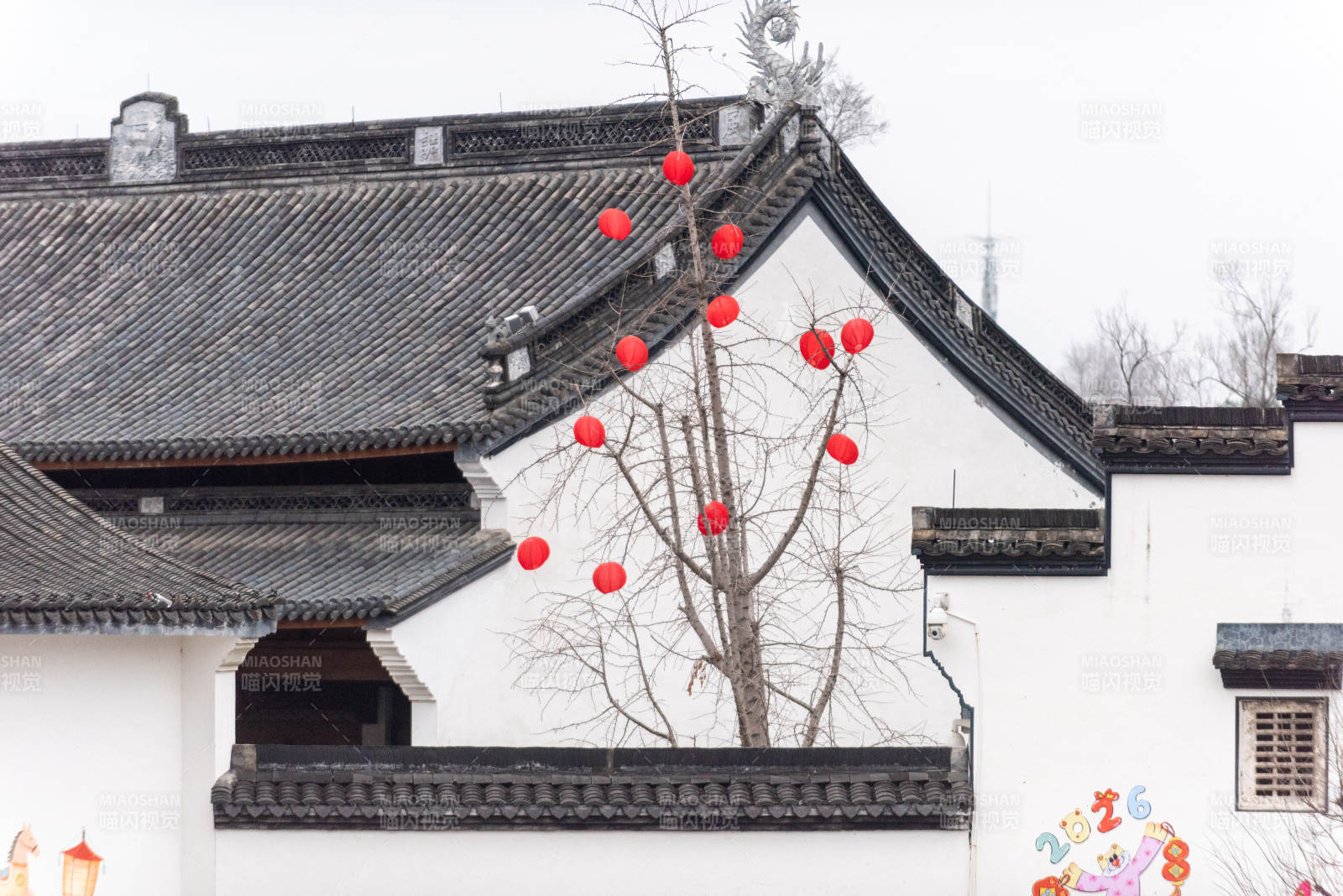 红灯映古屋图片