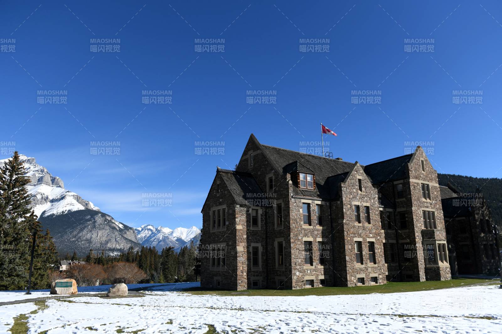 雪山下的古堡酒店图片